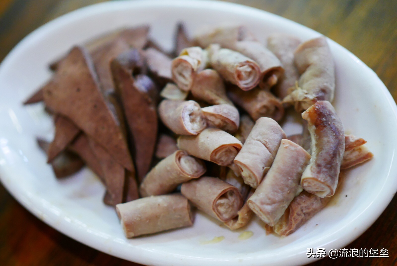 东北市场的正宗杀猪菜馋人流口水,一桌东北杀猪菜