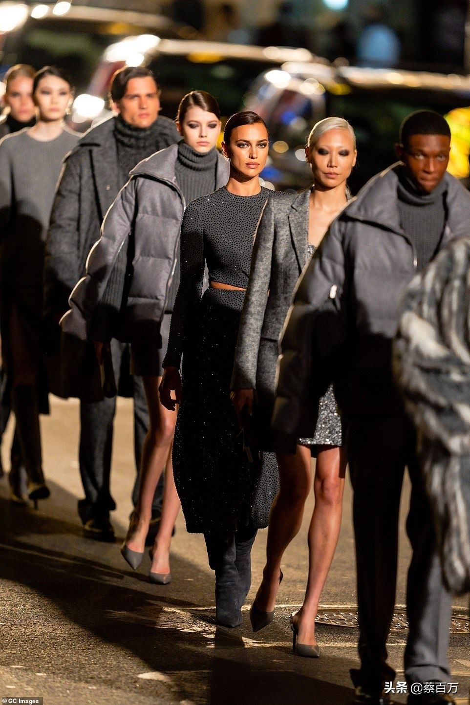 贝拉哈迪德伊莲娜走秀,伊莲娜贝拉三人走秀