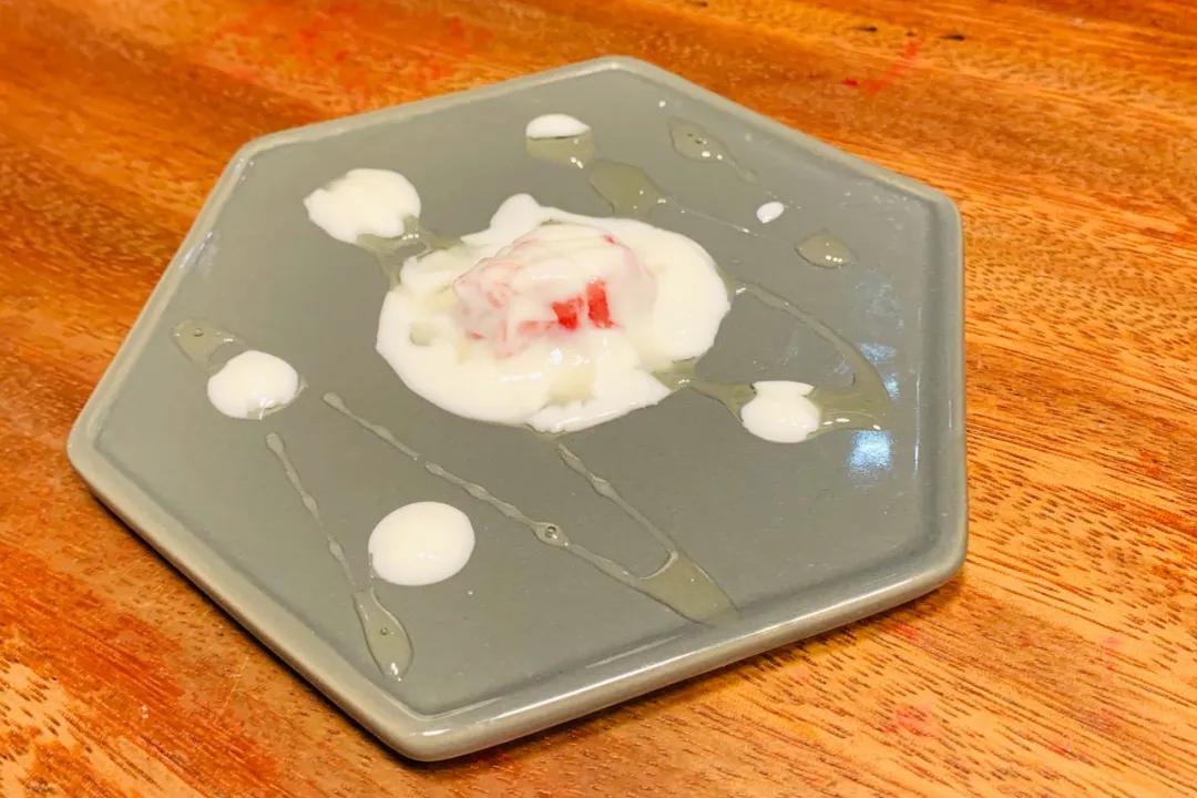 两个小孩给妈妈做大餐,两个女孩给爸妈做饭