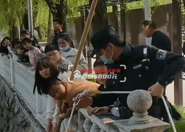 一根杆子救下一命,一根藤救了很多人的命