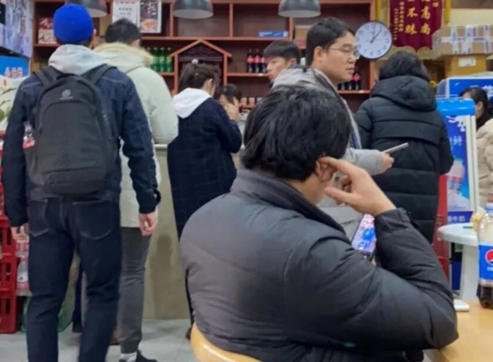 合肥这家舍得放肉的面馆，一碗15块钱，人多得叫号只能用大喇叭