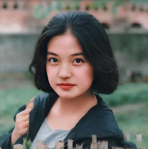 赵薇新发型!剪掉十年长发换短发,44岁嫩回24岁