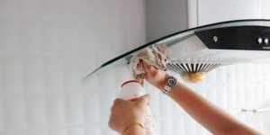 清理抽油烟机时弄脏衣服怎么清洗,抽油烟机脏了用什么洗最好