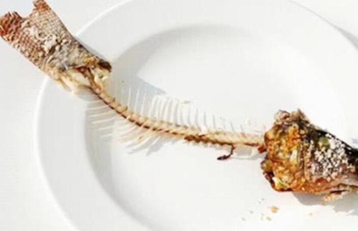 孩子被鱼刺卡住试了吐有效果吗,孩子被鱼刺卡住妈妈正确做法