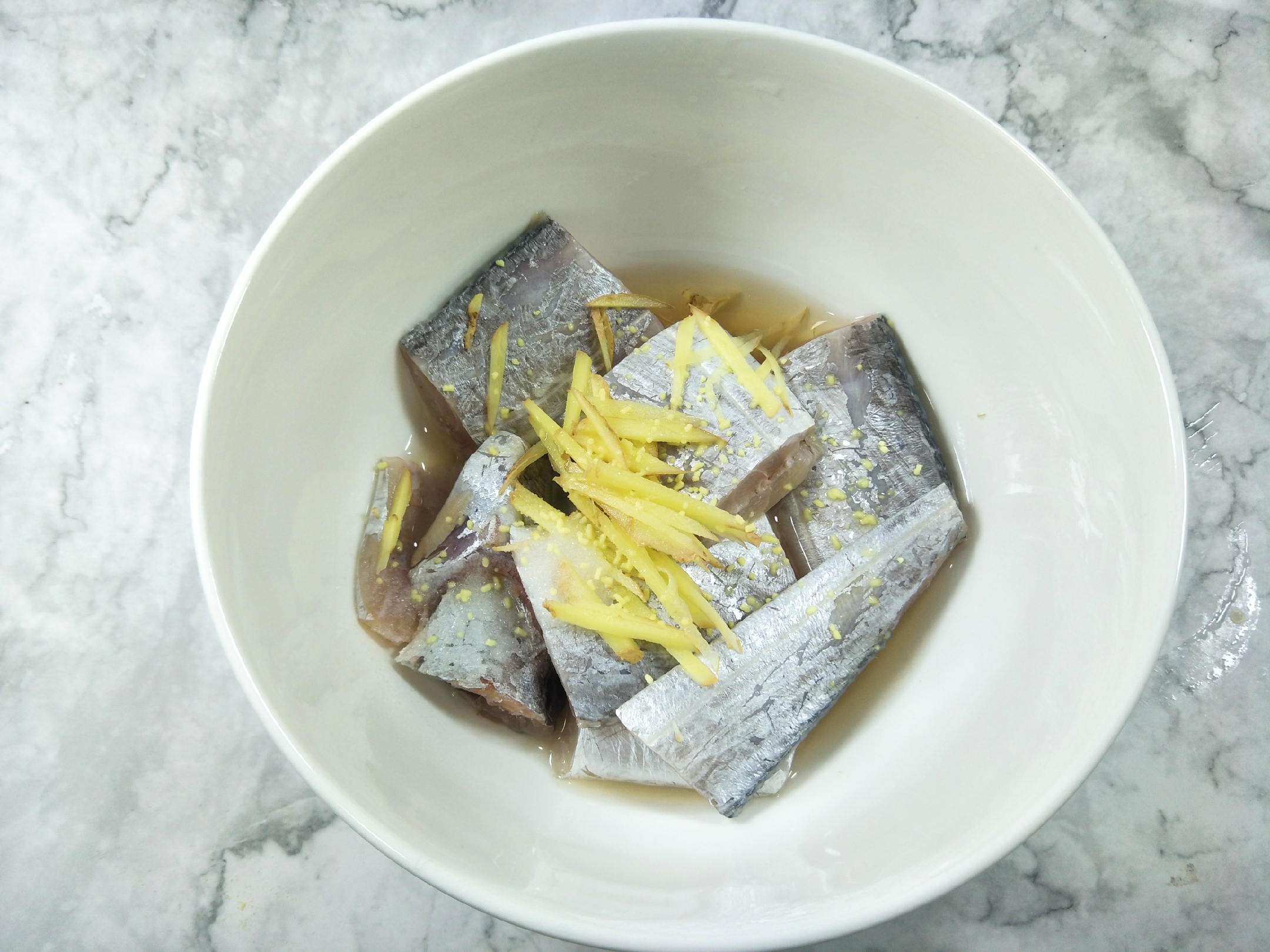 怎么煎带鱼不粘锅不掉皮,带鱼怎么煎不粘锅不掉皮