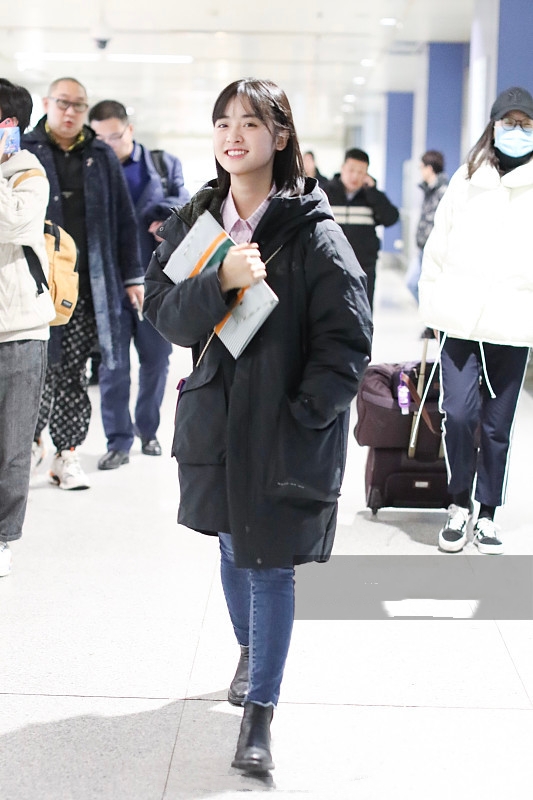 沈月推荐瘦腿原视频,沈月的时尚穿搭青春少女活力十足