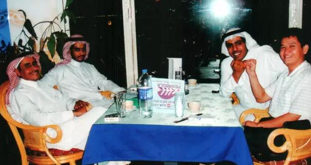 卖口红、小笼包起家，如今年收23亿，成为上市公司掌舵人