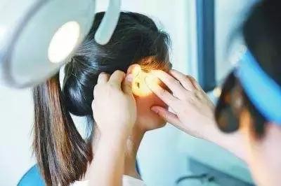 耳朵里嗡嗡响怎么快速解决,70岁老人左耳朵耳鸣嗡嗡响咋回事