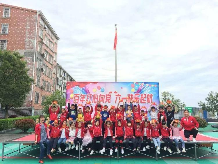 岳阳县鹿角中心幼儿园,幼儿园百年华诞童心向党环创