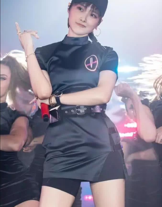 李宇春颠覆假小子形象,36岁李宇春真是大变样