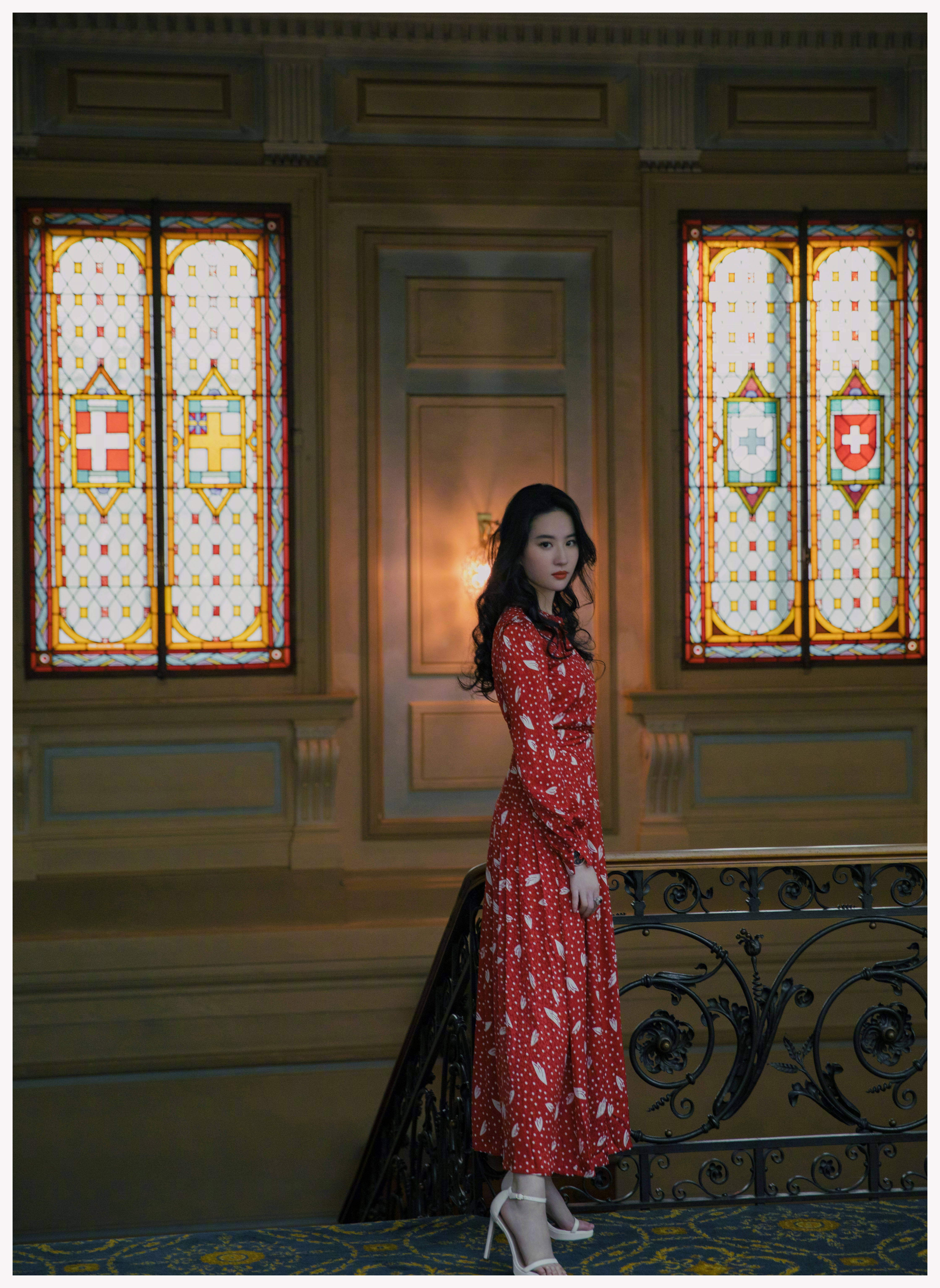 刘亦菲没“料”秀性感，缕空裙配初恋脸，胸小玩性感才更仙气