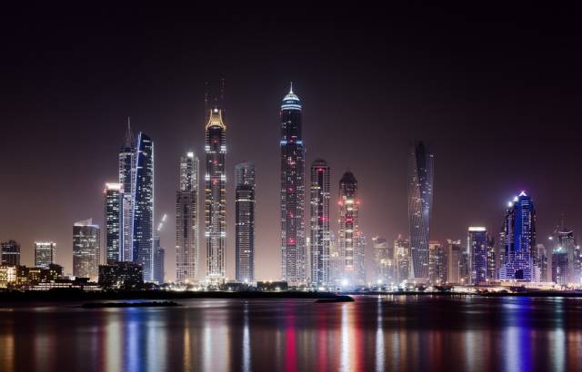 在迪拜企业工作,在迪拜工作的话一年会挣多少钱