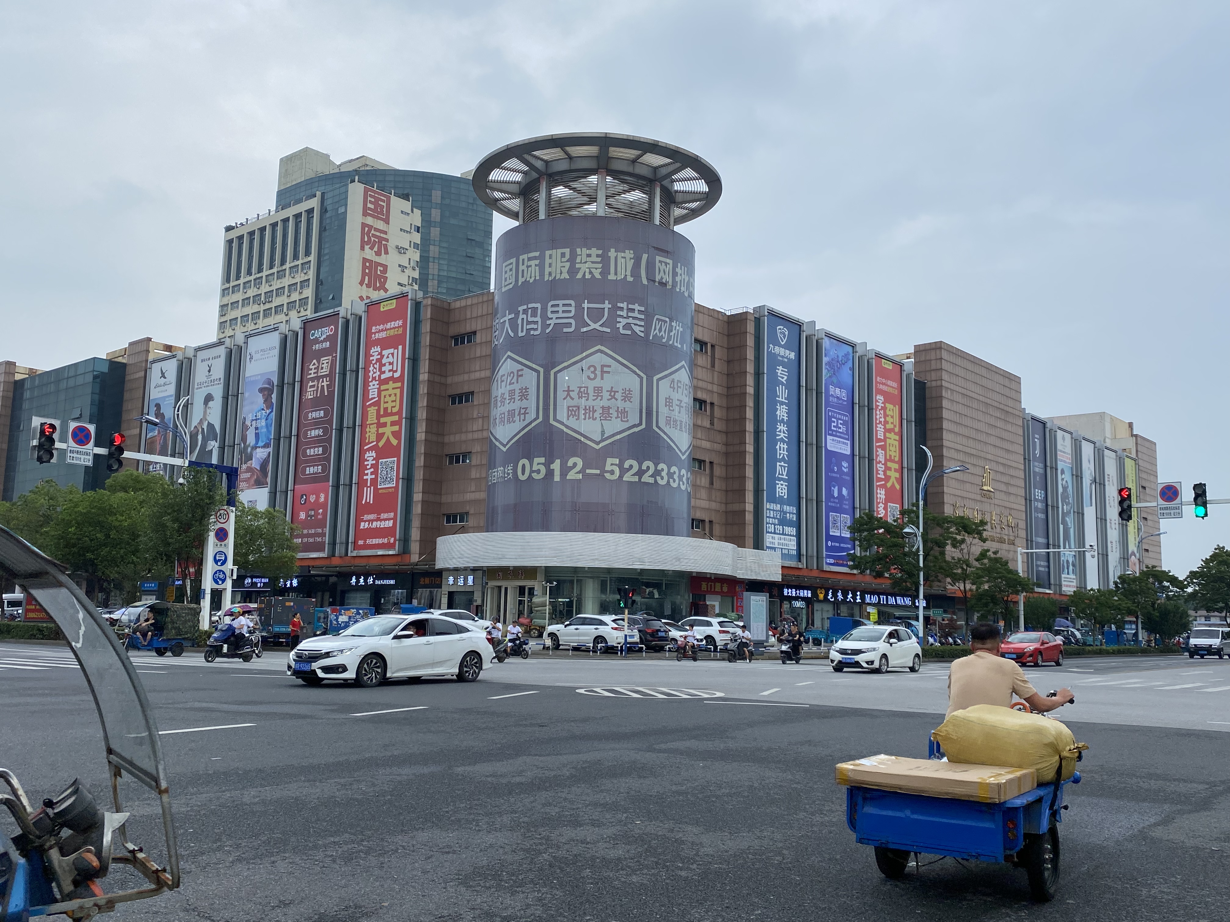 女装尾货剪标正品批发,女装尾货剪标怎么回事