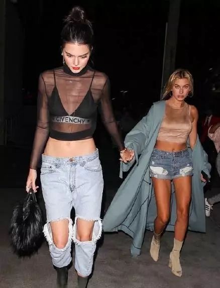 她们不是没穿内衣，而是会穿内衣