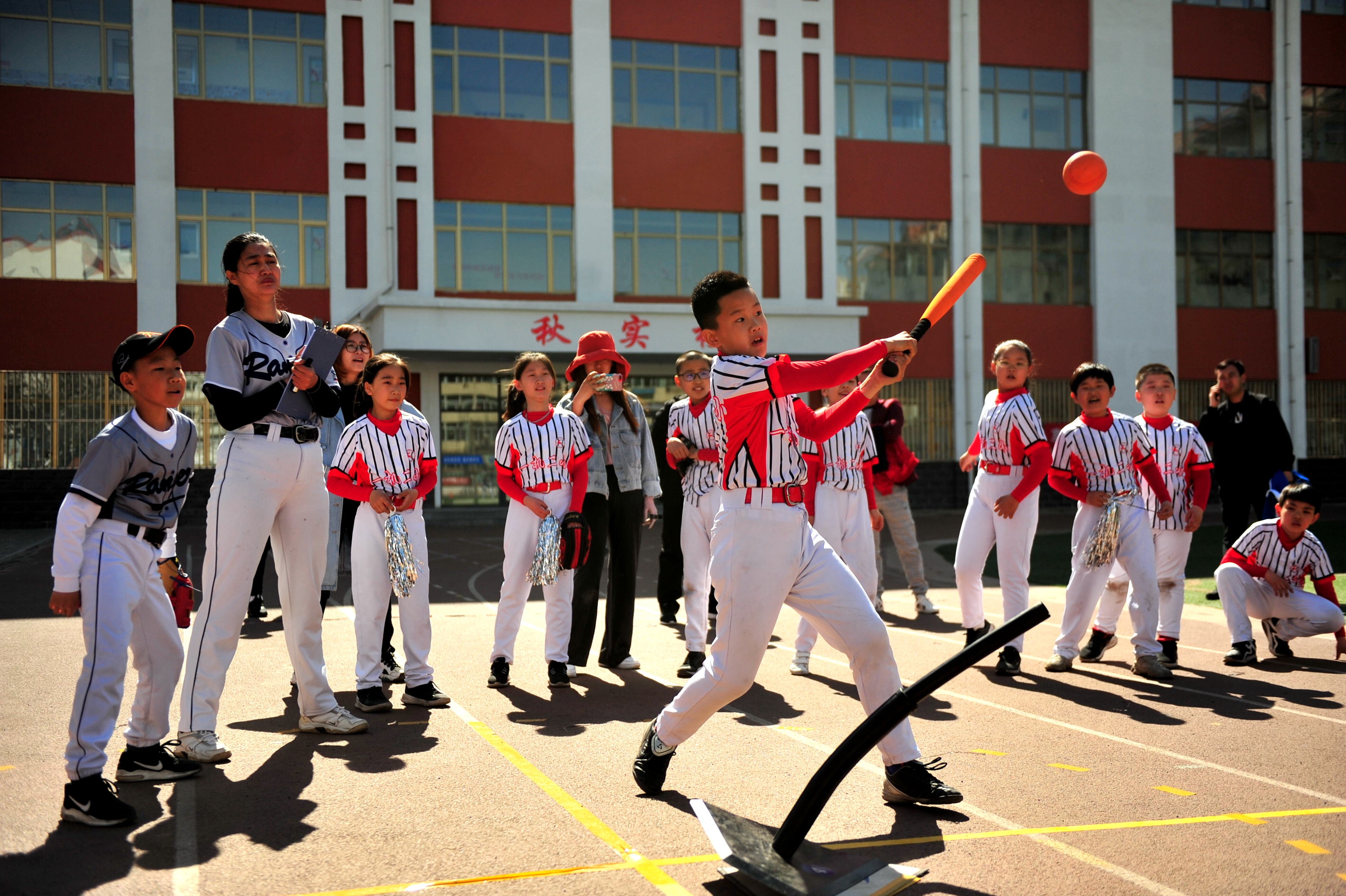 一机二小邀请呼和浩特星宇棒垒球俱乐部雄鹰队进行比赛交流活动