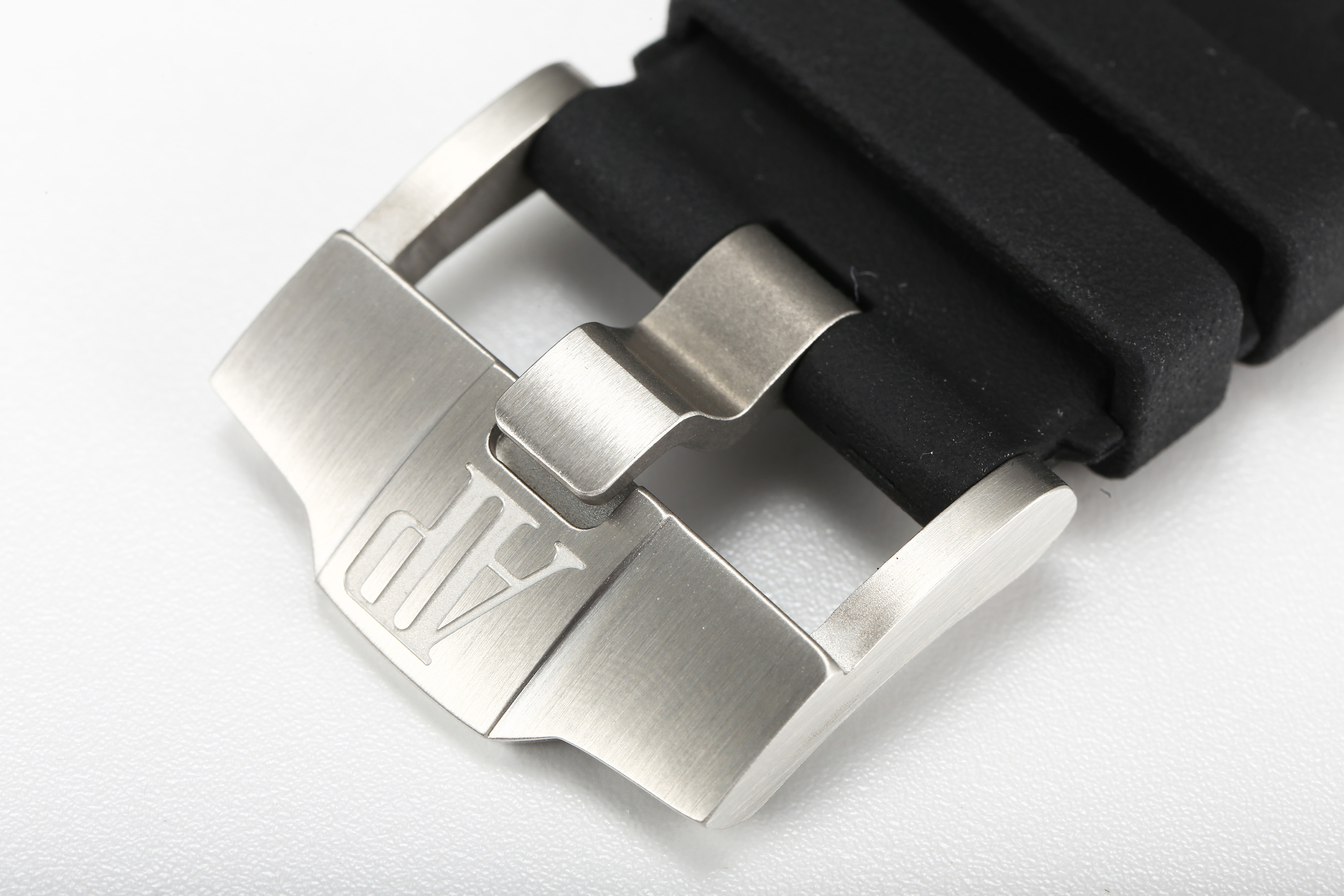 入门级运动潜水表推荐,爱彼皇家橡树15710和15703哪个好