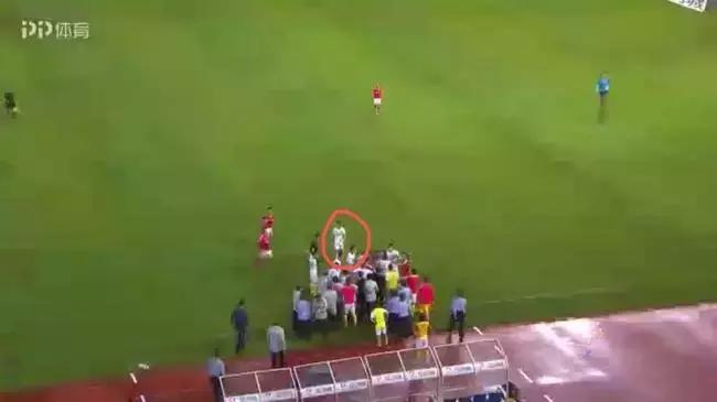 中超赛场再现丑陋一幕,中超比赛奇葩一幕7个防不住3个