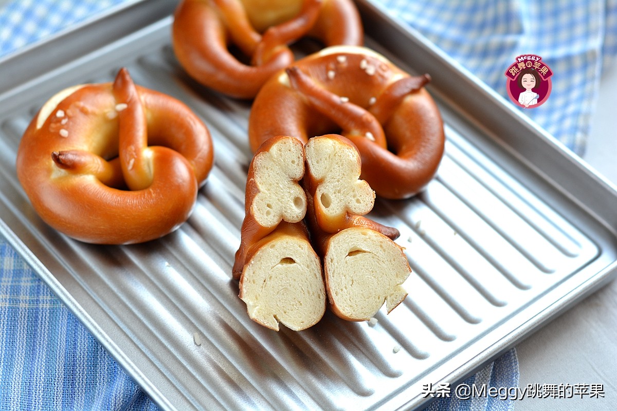 77岁老妈最爱吃的面包，口感扎实，造型美观，德国人喝啤酒必备