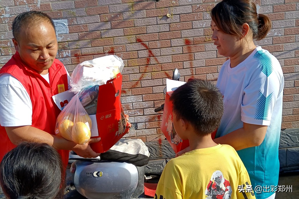 郑东新区白沙镇宽豪斯小区居民给祭城路街道*党**员突击队送锦旗