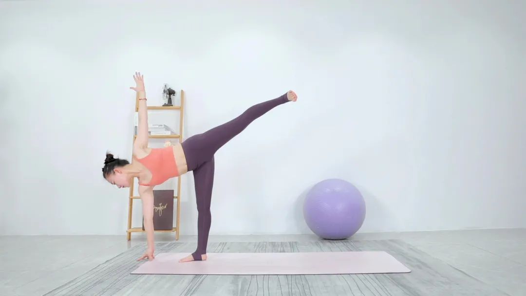 张钧甯素颜现身被*拍偷**！憔悴形象非常瘦，一双大长腿撑不满裤管