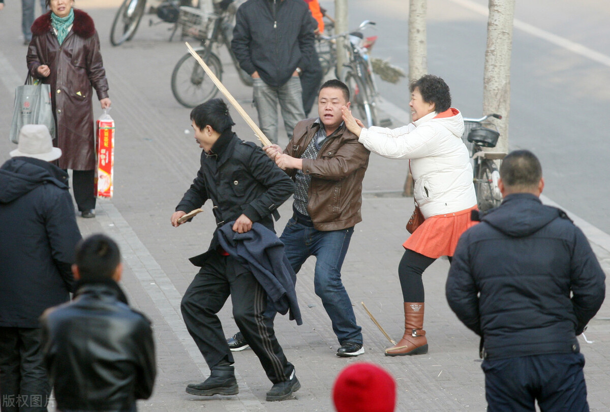 未成年人打架斗殴轻微伤赔偿标准,未成年打架轻伤不赔钱的后果