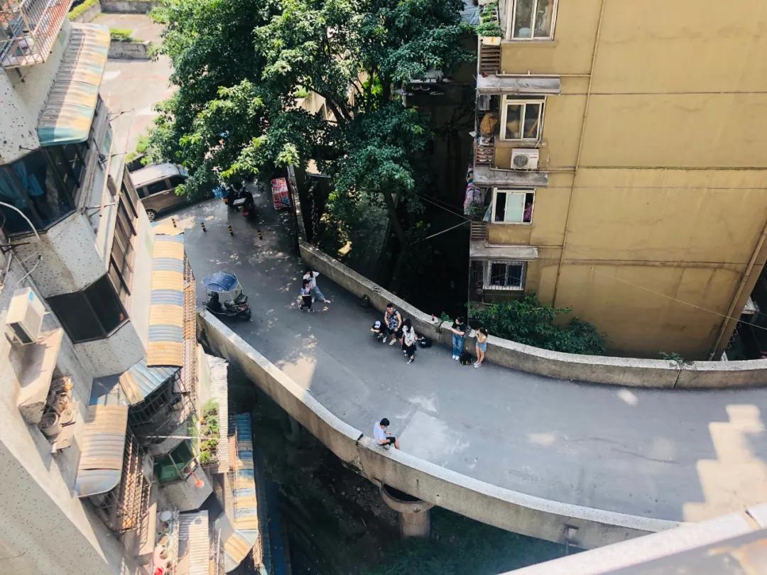 重庆这个24层没有电梯的高楼！直逼40℃的天气仍然有人前来打卡
