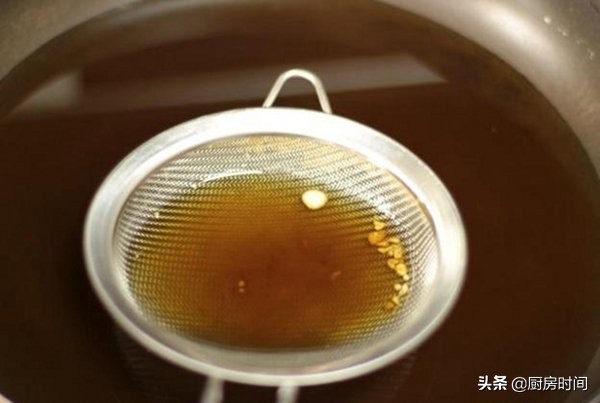 炸过鱼的油只要这样一处理，不仅炒菜不腥了，甚至比之前的还香
