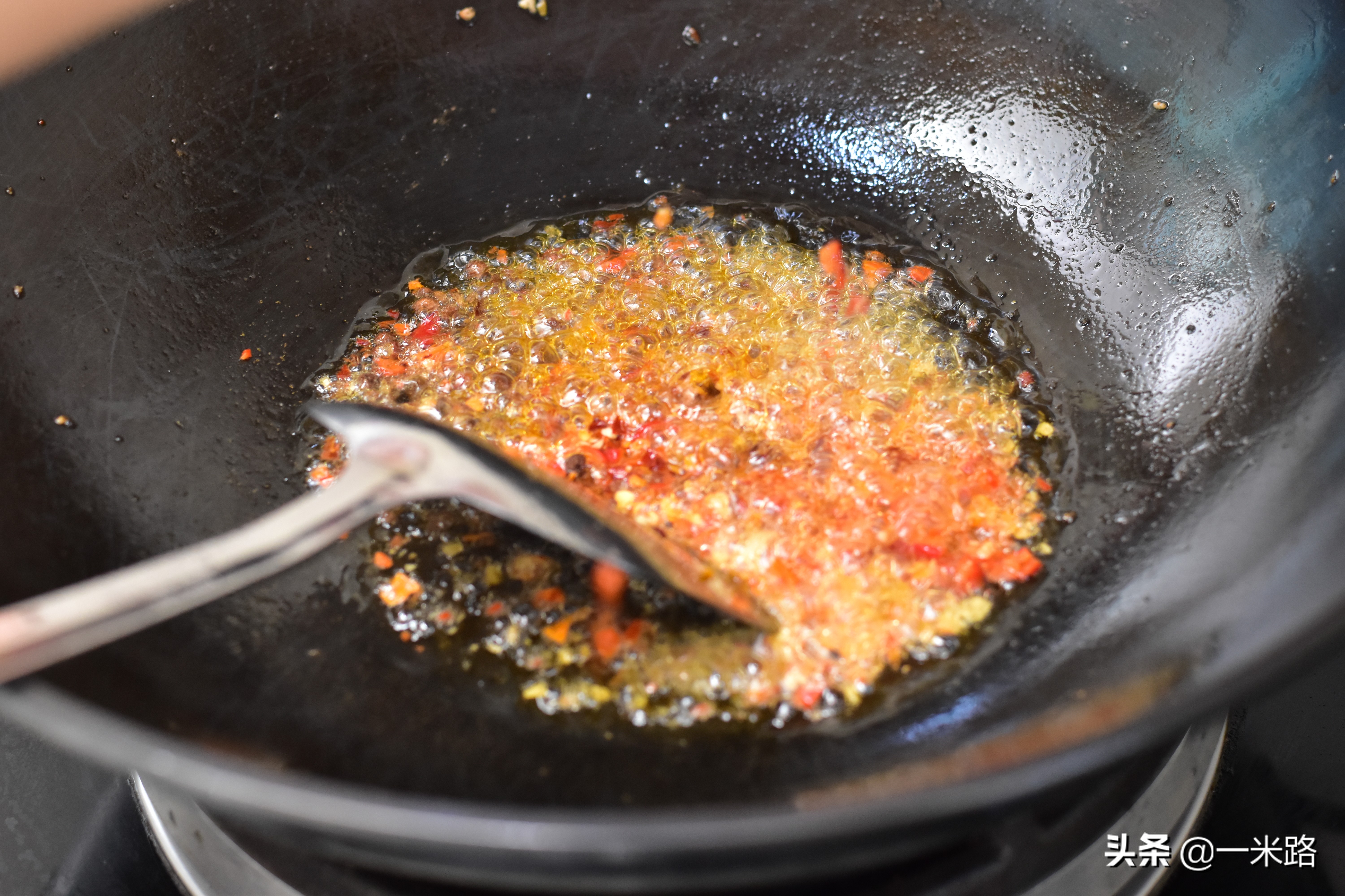 麻辣小龙虾的绝配是魔芋豆腐,又麻又辣多汁,吃起来真带劲