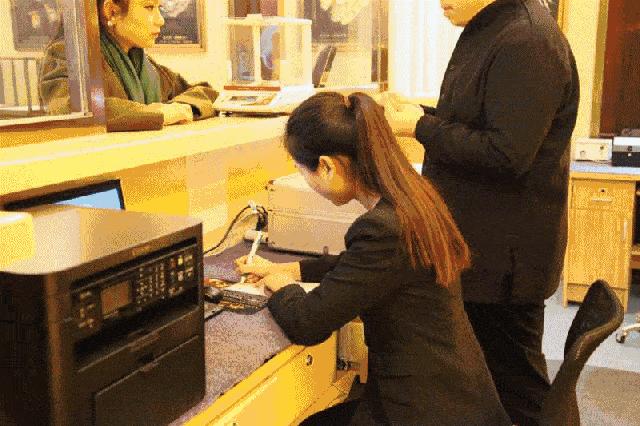 我虽然是名珠宝鉴定师,但让我肉眼识金就有些过分了