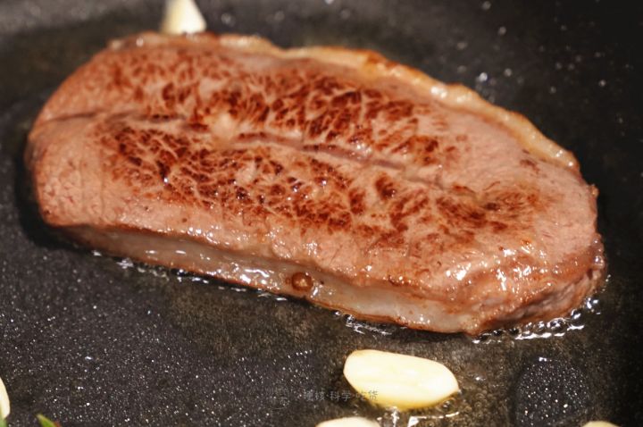 煎牛排大火会糊吗,煎牛排温度高黄油糊了