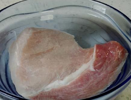 给肉解冻,给肉解冻是用冷藏还是泡在水里好