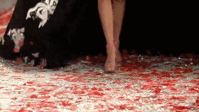 超模届传奇天神，维秘T台一脱惊艳世人，巅峰期竟突然退圈？