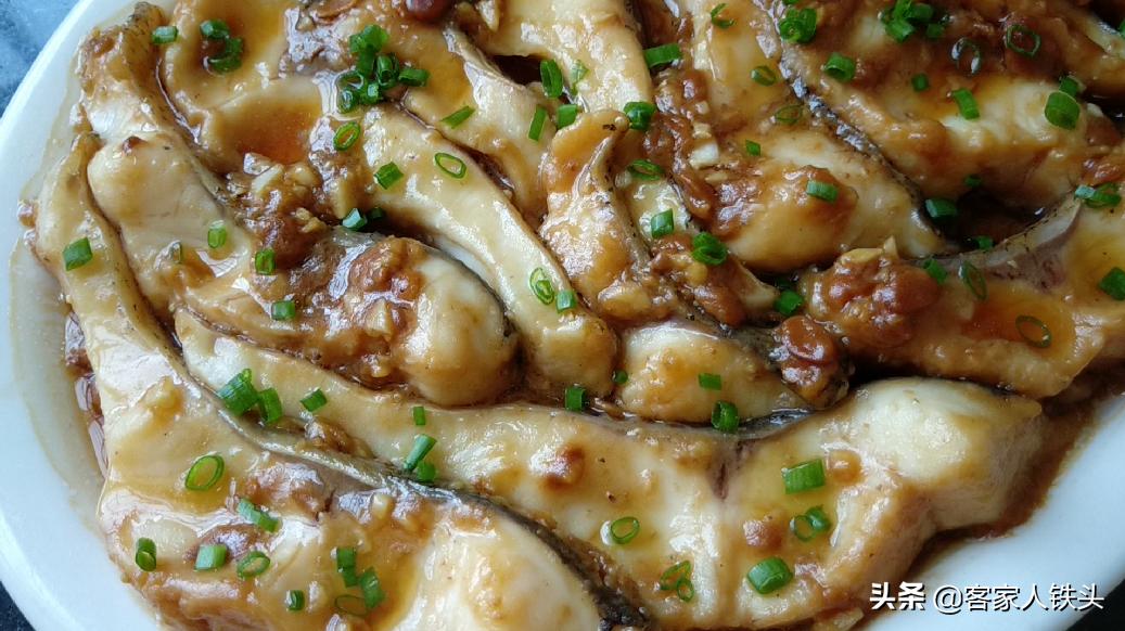 教你一个鱼肉百吃不厌的做法,鱼肉这样做香嫩入味无需放大料