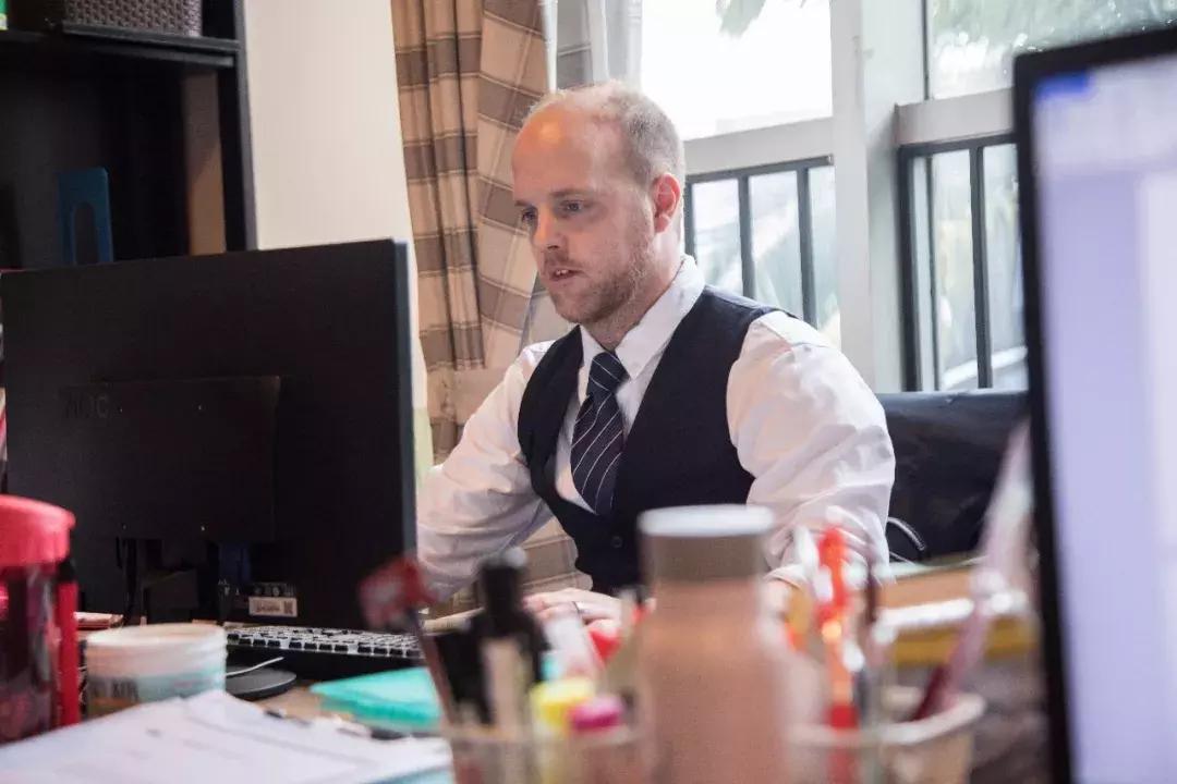 暑期游学英语课程,英国游学夏令营必需要学习英语