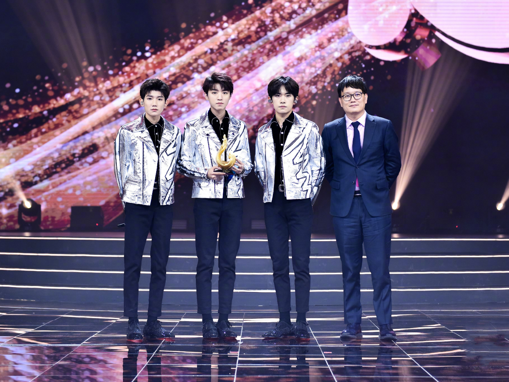 tfboys王俊凯白西装,tfboys十周年王俊凯外套