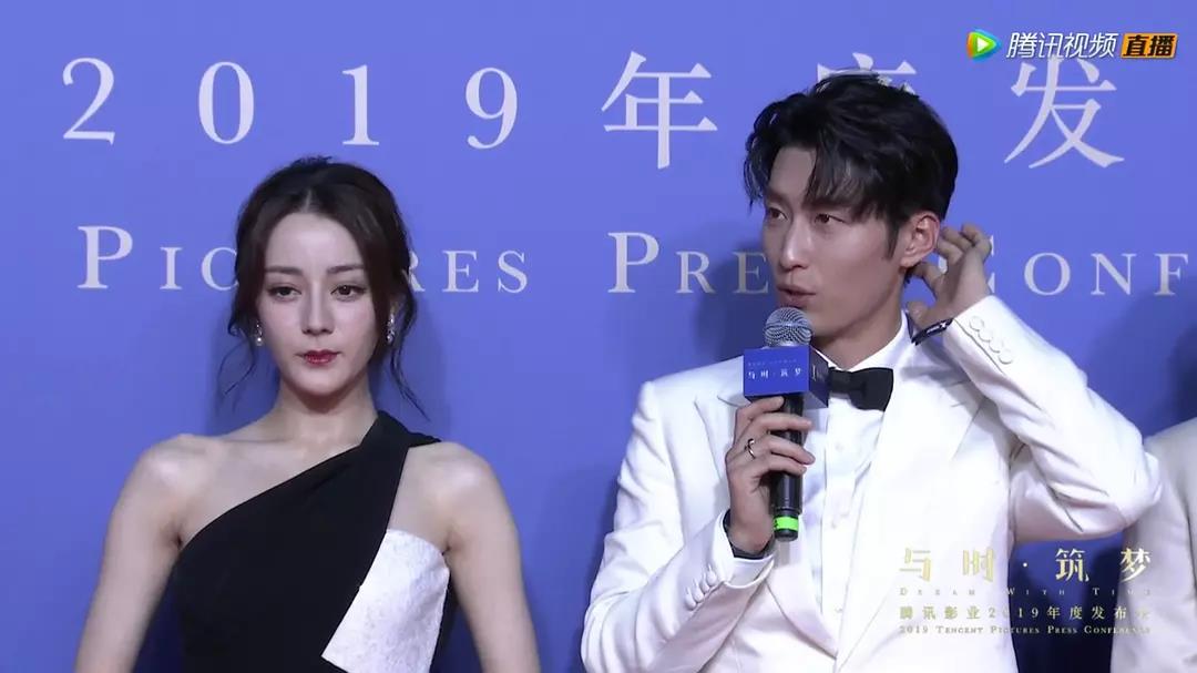 热巴瘦到极致,热巴黑色吊带锁骨突出