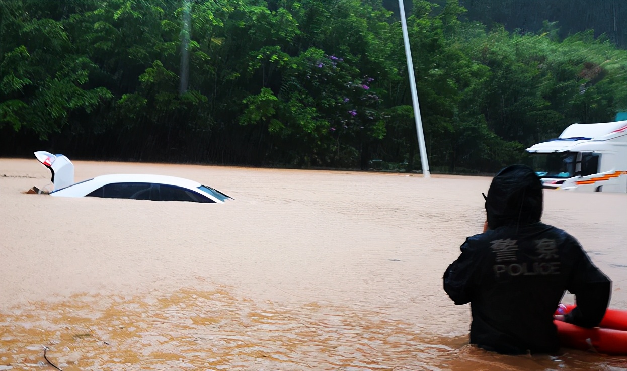 遭遇大暴雨被困民警及时转移群众,连续降雨民警解救被困群众