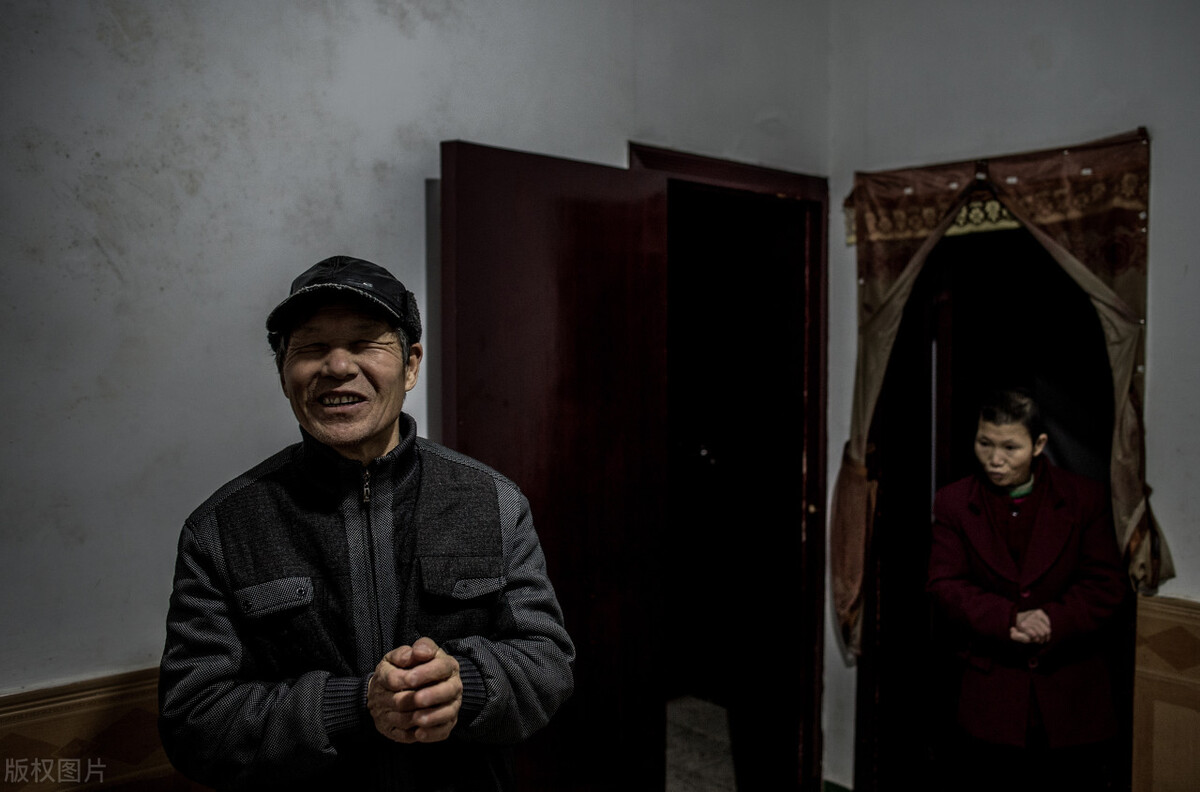 医院查出癌症男子一个人看病,查出癌症晚期只有三个月