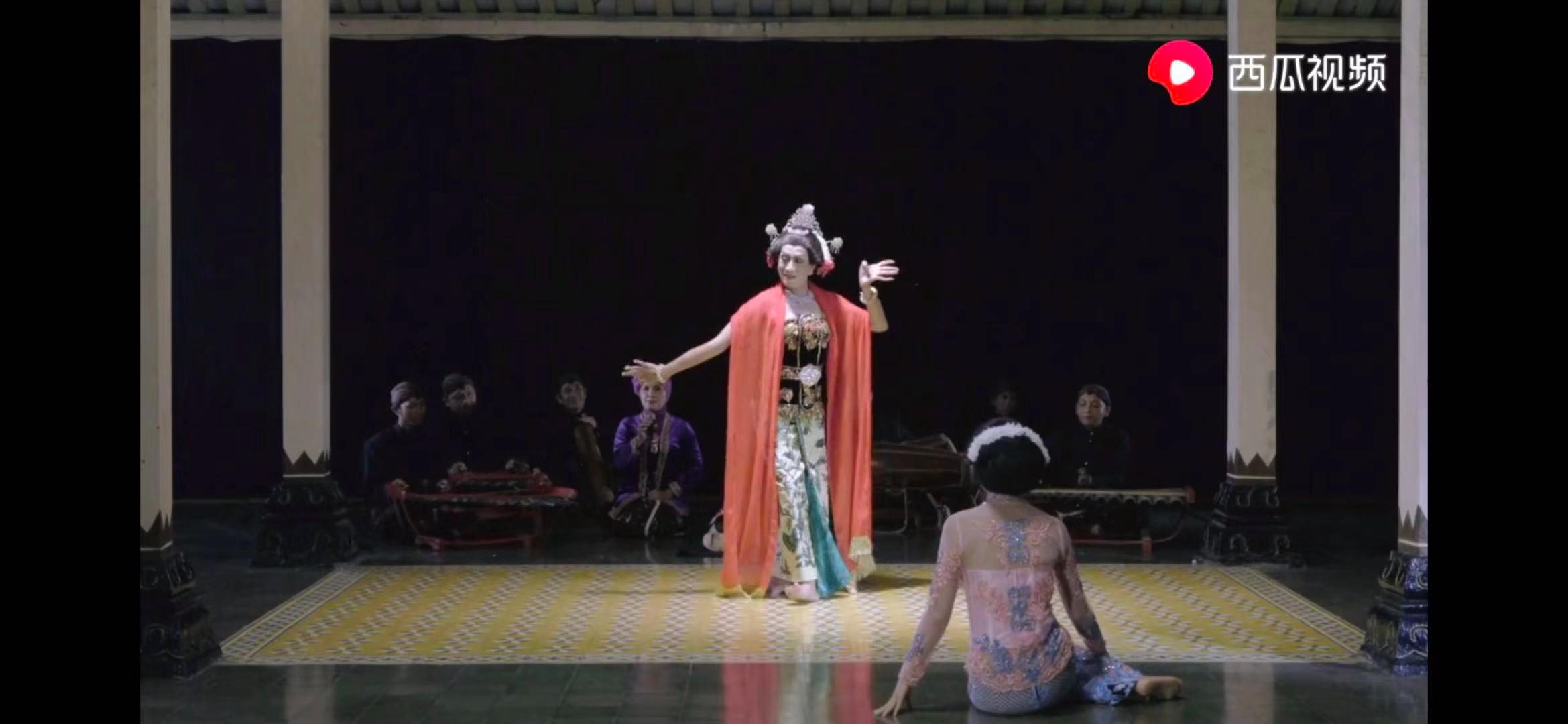 不顾世俗眼光印尼男子坚持男扮女相跳舞数十年