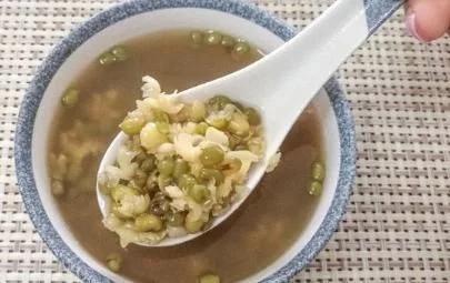 母亲给儿子熬绿豆汤后续,妈妈每天给孩子一碗绿豆汤