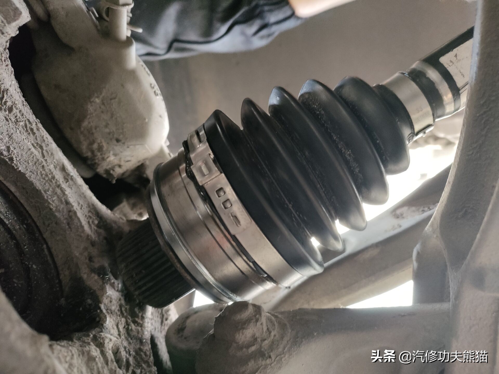 2011款奥迪q5烧机油怎么彻底解决,奥迪q5三代ea888发动机烧机油原因