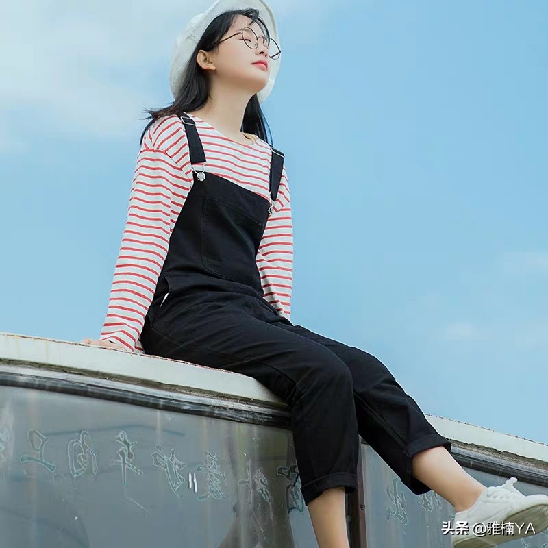 减龄神器背带裤的14种不同穿搭