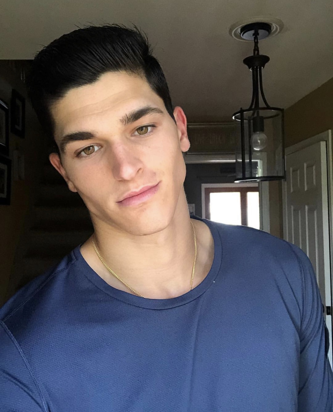 完成学业重新复出，黄金比例的小狼男模狗能否通过时尚的重新洗牌