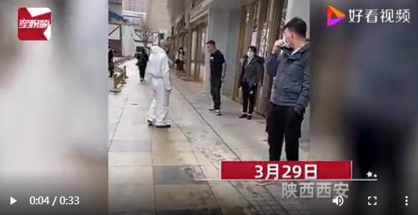 外籍男子拒戴口罩辱骂保安,一外籍男子拒戴口罩攻击防疫人员