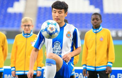 武磊西甲首发出战,武磊背的双肩背包什么牌子