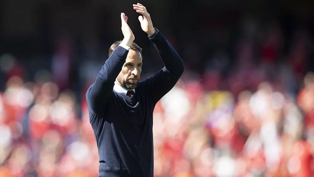 英格兰怒了！获得季军没有颁奖，欧足联把奖牌扔进袋子自己分发