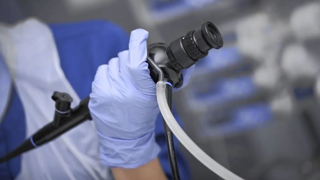 左眼突然看不见了一会儿又好了,左眼突然看不见睡起来好了