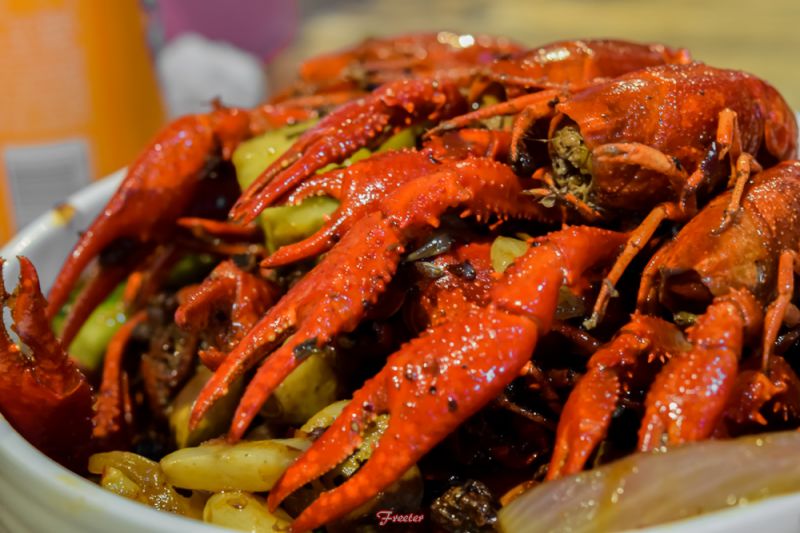 蒜蓉小龙虾肉质q弹吮指美味,充满味蕾的蒜香小龙虾