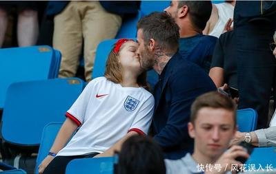 小贝和女儿接吻,小贝亲吻小七视频