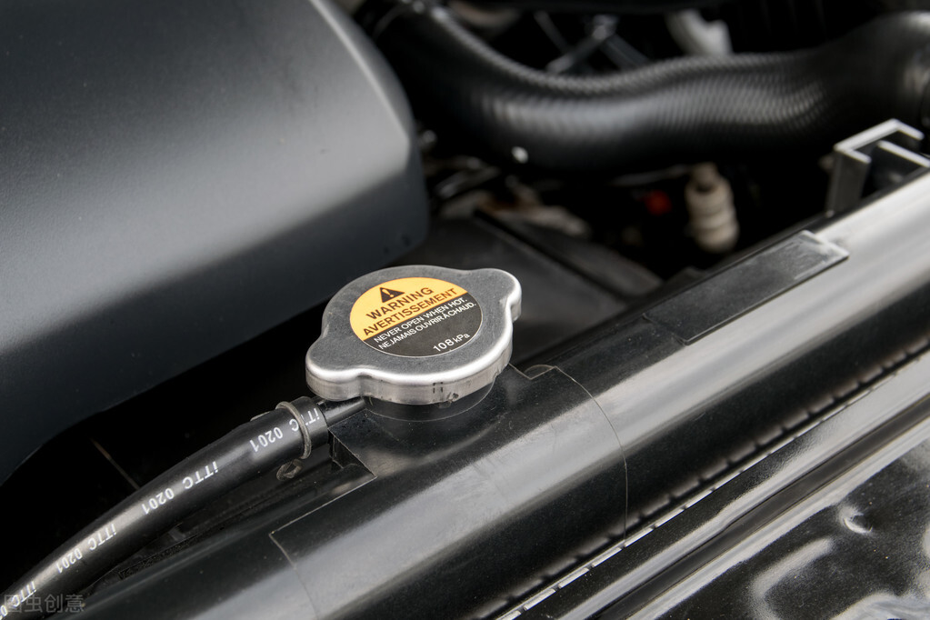 发动机防冻液少了可以直接添加吗,汽车防冻液少了自己可以添加吗